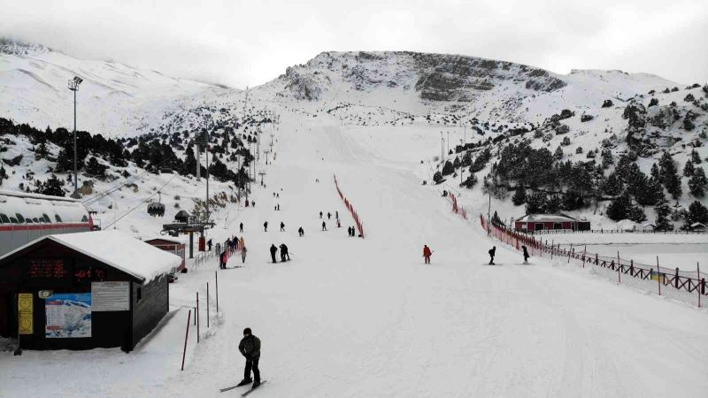 Göl manzaralı Ergan Dağı’nda kayak sezonu başladı
