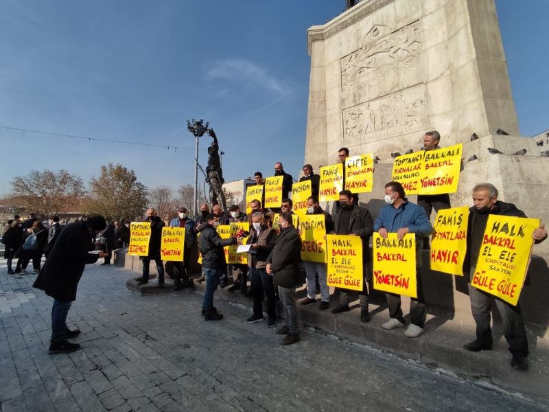 Mahalle bakkalları süpermarketlere karşı sokağa indi
