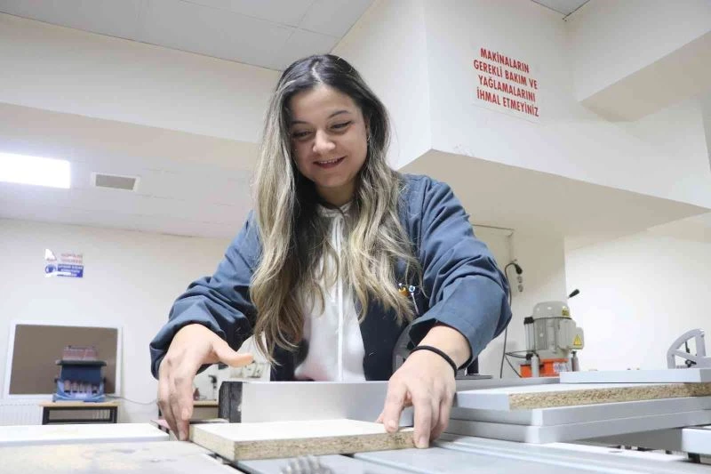 Kadın mobilya ustası, sektörün aranan elemanı oldu
