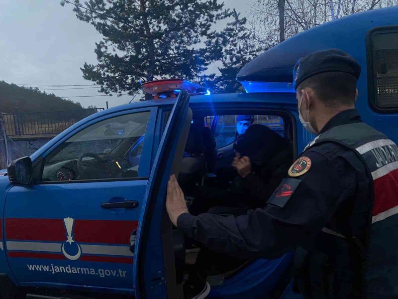 Kendisini kargo görevlisi olarak tanıttı, evine girdiği kadını darp ederek soymaya çalıştı
