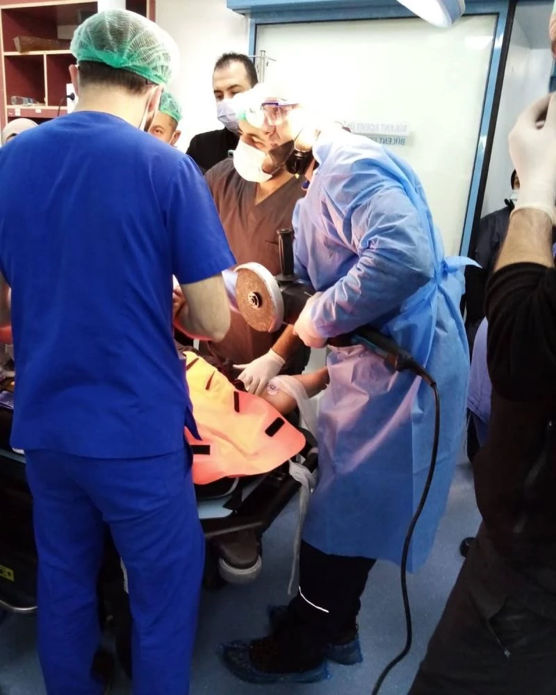 Bacağına demir çubuk saplandı, ameliyatla kesilerek alındı
