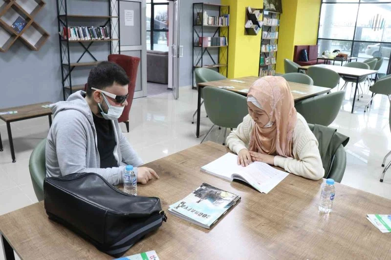 Görmeyen öğrencilerin gözleri oluyorlar
