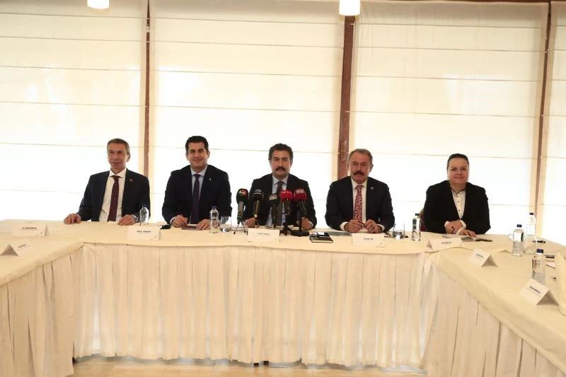 Denizli’de AK Parti Türkiye’nin yeni ekonomi modeli için Oda ve STK’larla buluştu
