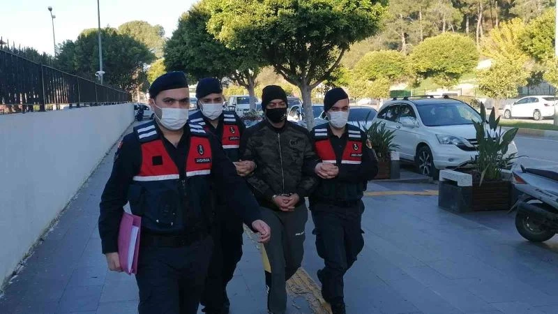 İş yerinin camını kırıp dizüstü bilgisayarı çaldı
