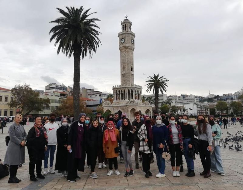 İzmir Büyükşehir Belediyesi kent turlarıyla gençlerin İzmir’i tanımalarını sağlıyor
