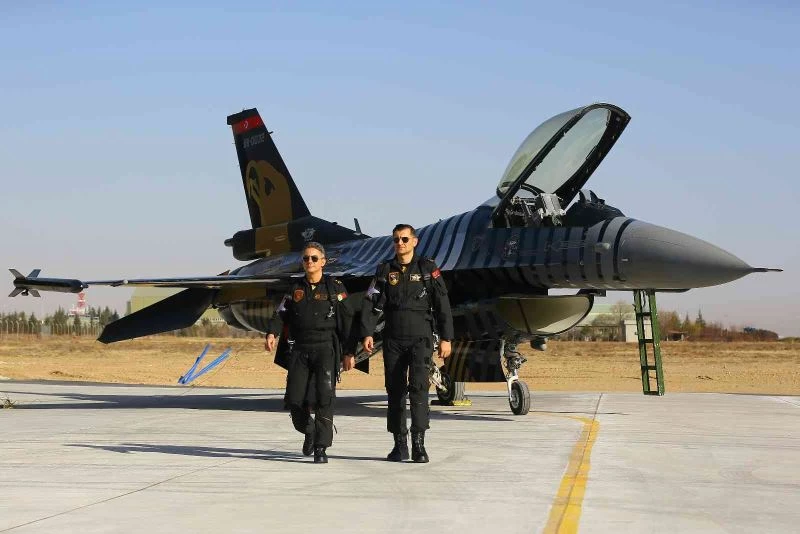 Nefes kesen gösterilerin mimarı SOLOTÜRK, uçuşlarına böyle hazırlanıyor
