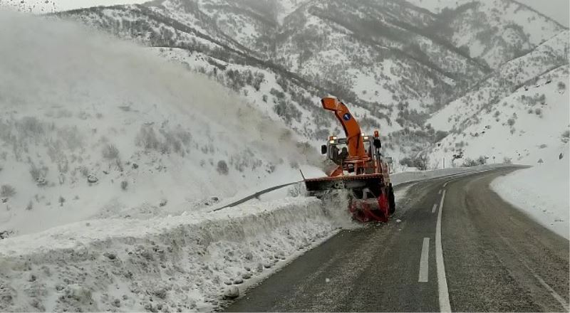 Yüksekova’da kar temizleme çalışması karayollarına emanet
