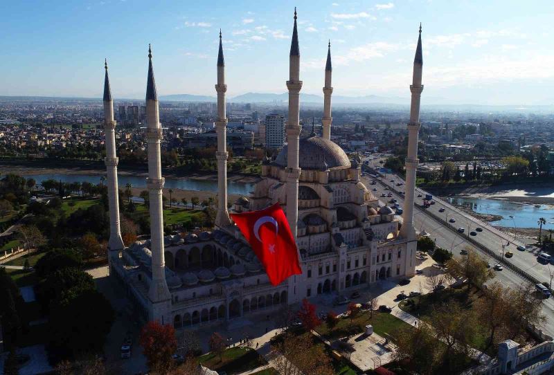 Türkiye’nin en büyük ilk Türk bayrağı Merkez Camisi’ne asıldı
