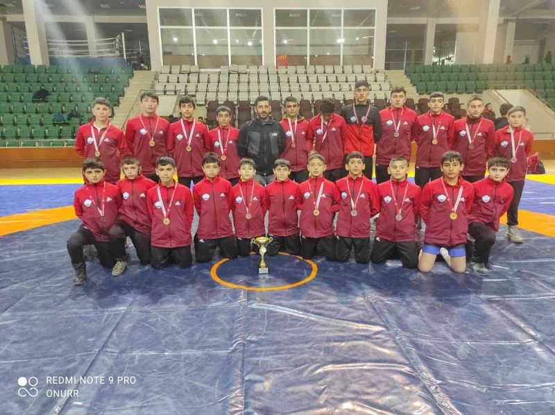 Eleşkirt’li güreşçiler Iğdır’da şampiyon oldu
