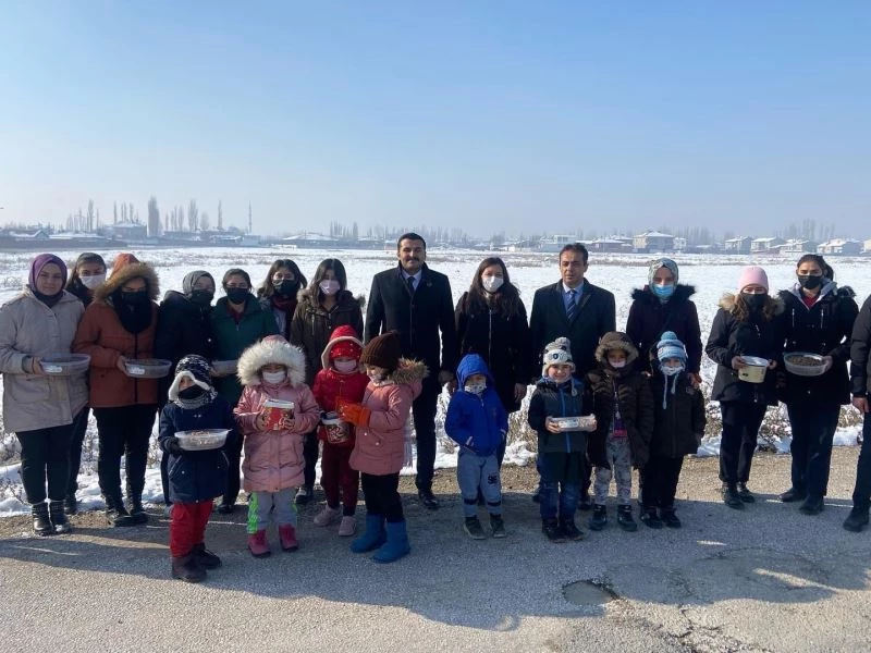 Çobanlar’da minik dostlar, minik ellerle beslendi
