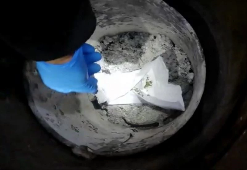 Sobanın içine gizlenen esrar polisin dikkatinden kaçmadı
