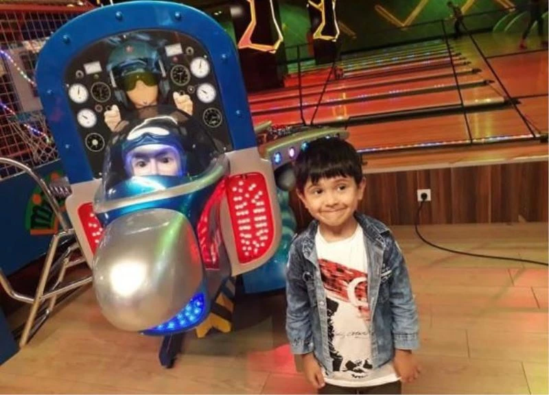 Bahçelievler’de cinnet getiren bir baba, 7 yaşındaki oğlu Devran P.’yi bıçakla öldürdü. Kendisine de zarar veren zanlı, polis tarafından gözaltına alındı. Hastaneye sevk edilen babanın tedavisi sürüyor.
