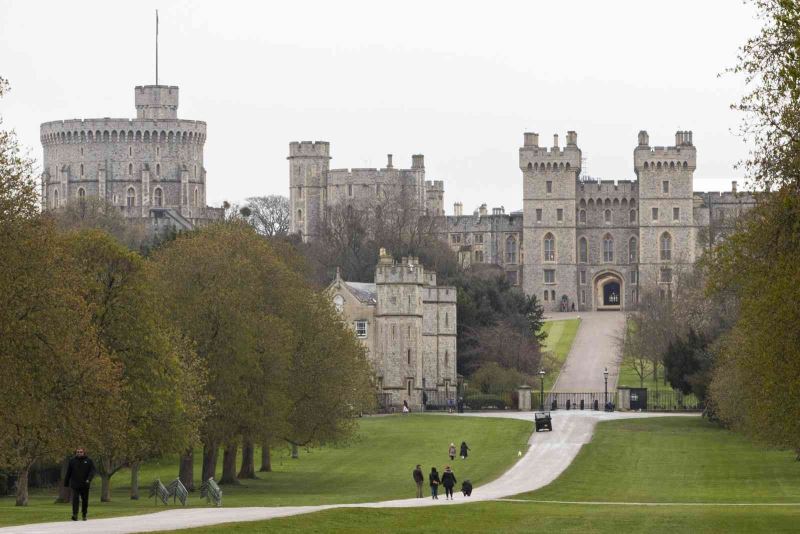 İngiltere Kraliçesi II. Elizabeth’in bulunduğu Windsor Kalesi’ne izinsiz giren silahlı şahıs tutuklandı
