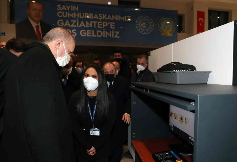 Cumhurbaşkanı yerli X-ray cihazını Gaziantep’te inceledi
