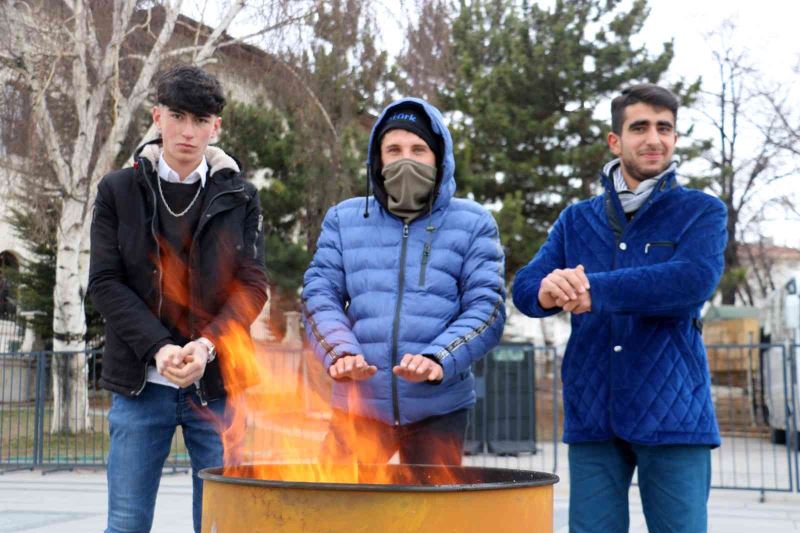 Dondurucu soğukların yaşandığı Sivas’ta kent meydanına soba kuruldu
