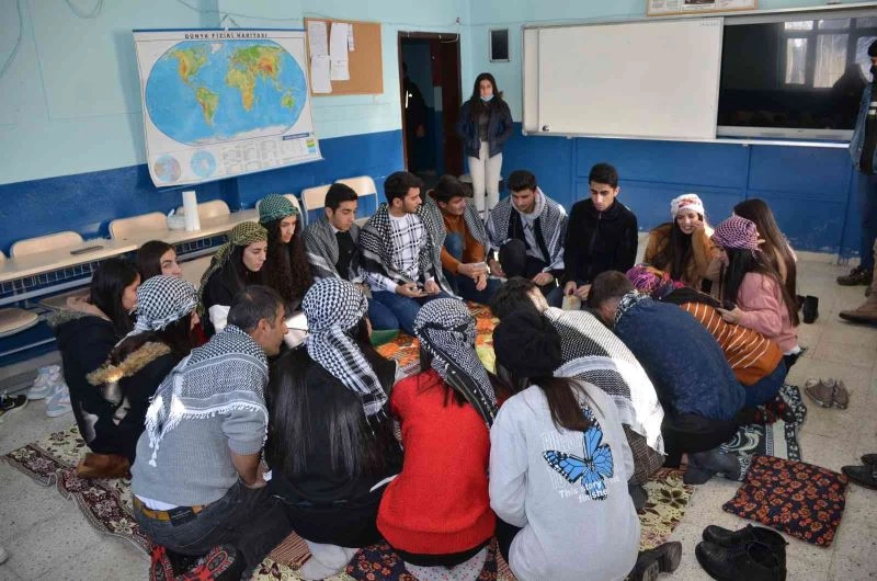 Okulda sıra geceleri yaparak sınava hazırlanıyorlar
