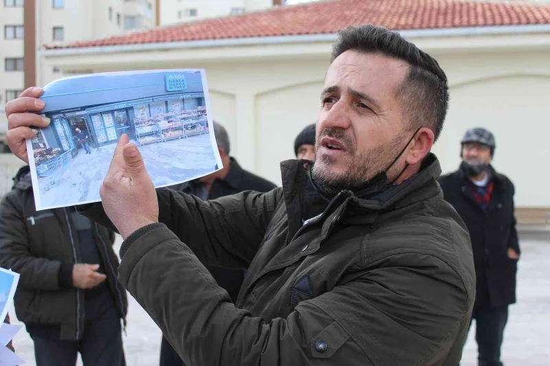 Zincir marketin hukuksuz satış yaptığını öne süren esnaf isyan etti
