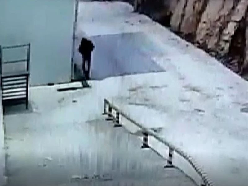 Patlamadan saçılan taş güvenlik görevlisinin kafasına mermi gibi saplandı
