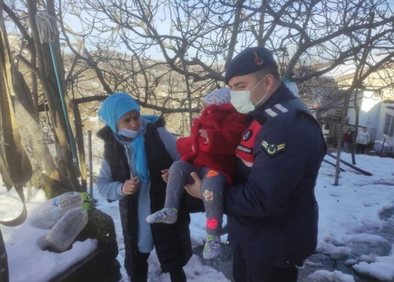 Jandarma ekipleri hastalanan çocuğun imdadına yetişti
