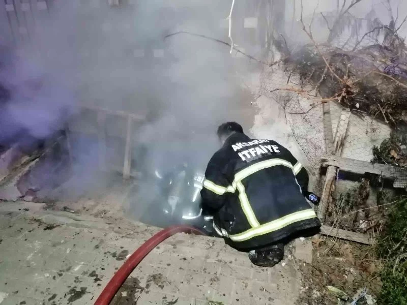 Odunlukta çıkan yangın paniğe neden oldu
