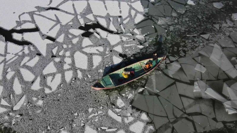 Kıyıları donan Beyşehir Gölü’nde balıkçıların buz kırma mesaisi
