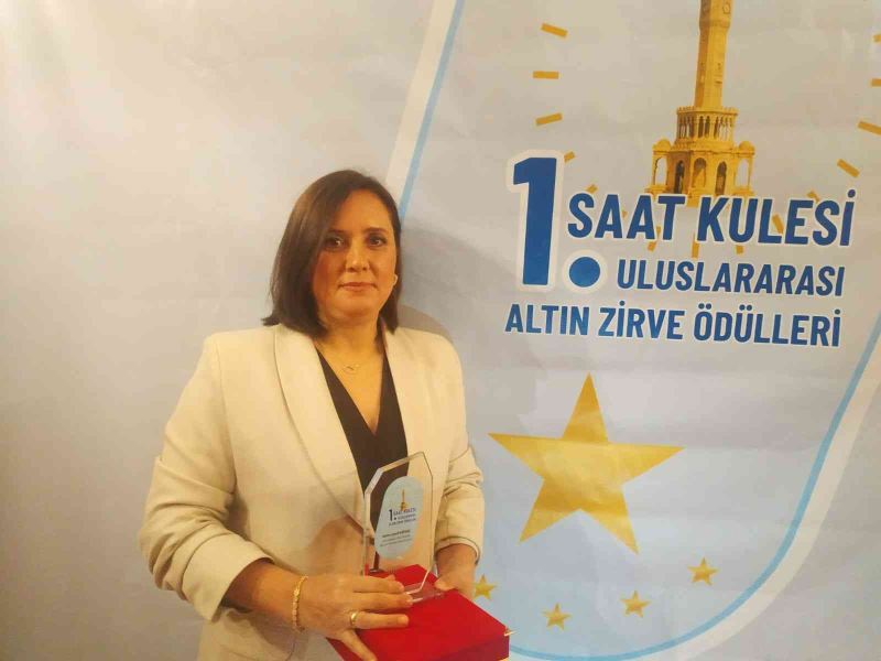 İzmir’de ’yılın en başarılı taksi sürücüsü’ ödülü, kentin tek kadın taksi sürücüsüne verildi
