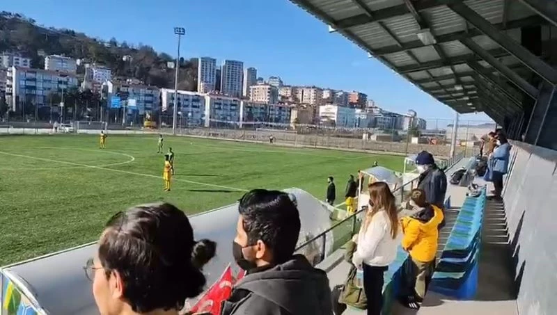 İstiklal Marşı’nı duyunca maça ara verip saygı duruşuna geçtiler
