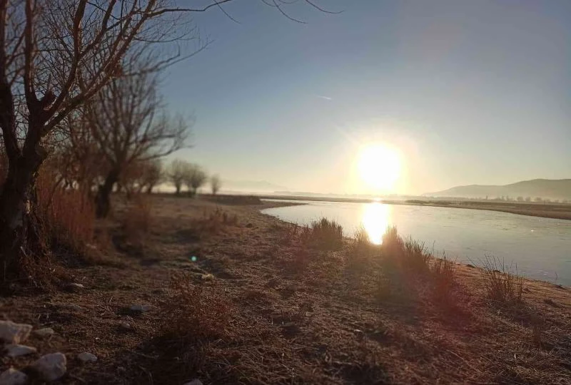 Işıklı Gölü buz tuttu, balıkçılar gölün üzerinde yürüdü

