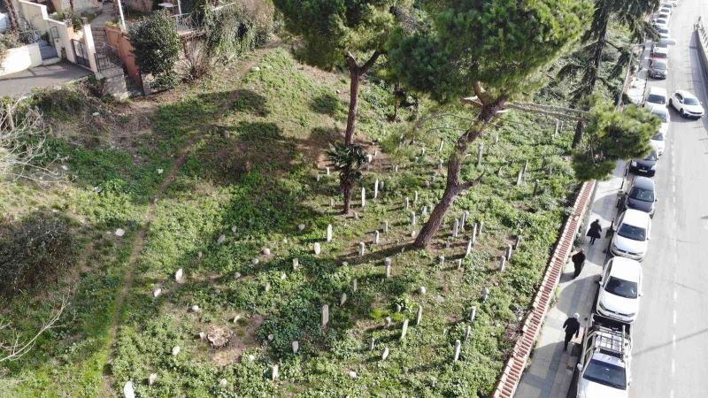 Beykoz’ da tarihi mezarlık definecilerin talanına uğradı
