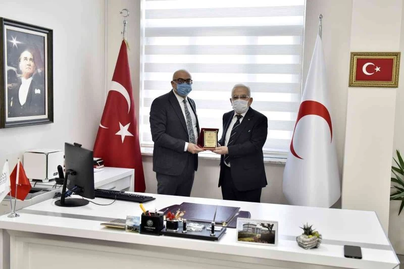 Hastaneye bağışta bulunan MESKOP’a Rektör Ataç’tan plaket
