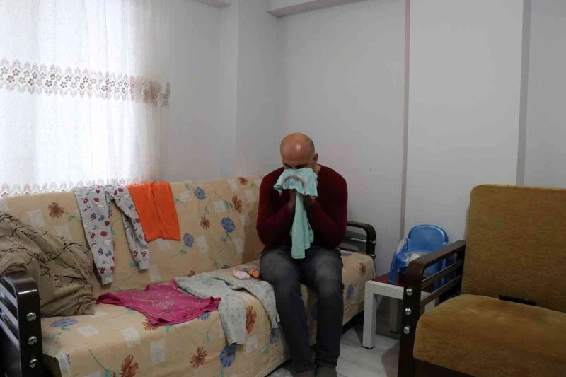Bir babanın çaresiz çocuk özlemi, eşyaları ve oyuncaklarına sarılarak uyuyor

