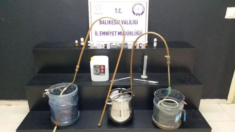 Hayvan damında kaçak alkol üretimine polis baskını
