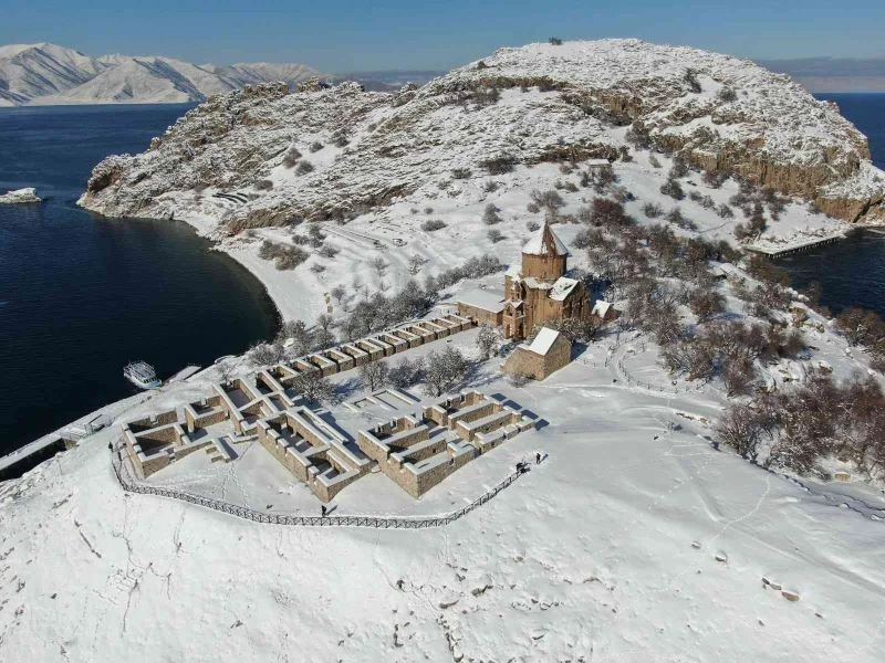 (Özel Haber) Akdamar Adası beyaz gelinliğini giydi
