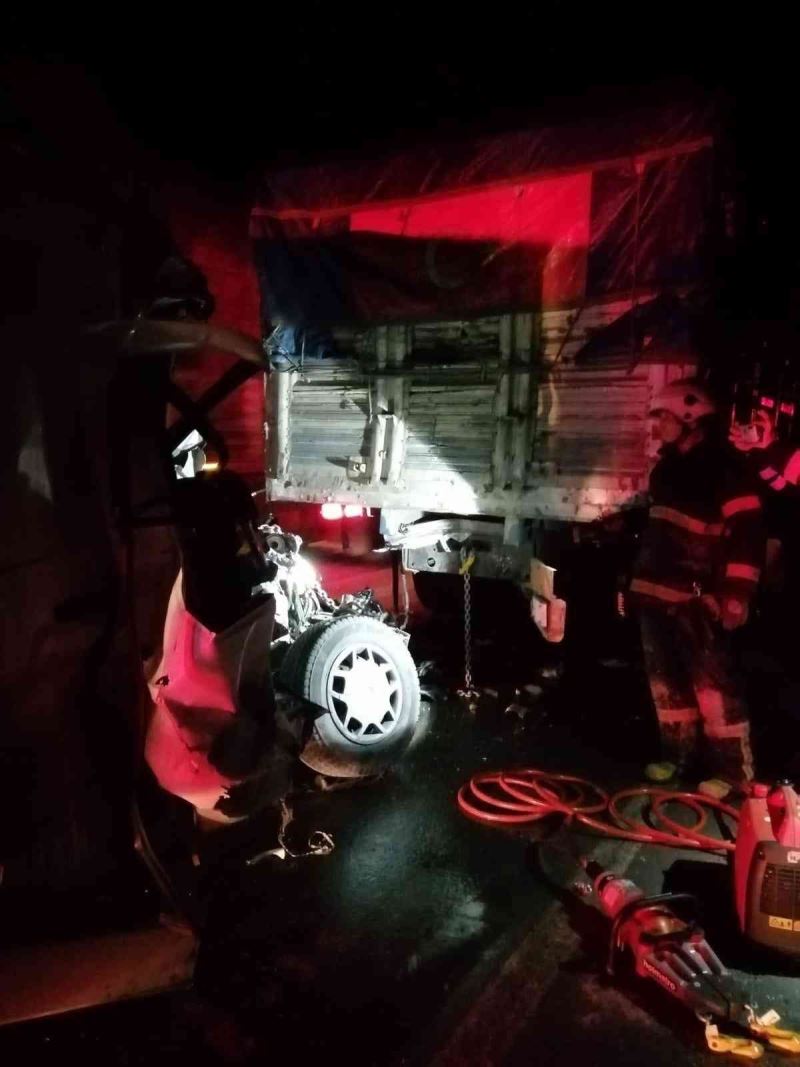 Kütahya’da minibüs kamyonla çarpıştı: 1 ölü

