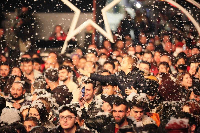 Bodrum’a suni kar yağdırıldı, eğlence doruğa çıktı, esnafın yüzü güldü
