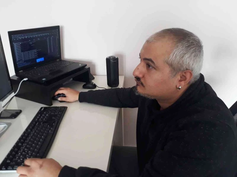 Komşunun kapısının önüne kimyasal ve çiğ yumurta attı
