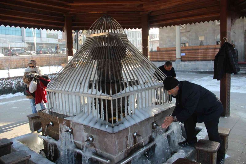 Erzurum eksi 16’yı gördü şadırvanlar adeta buzdan şelaleye döndü
