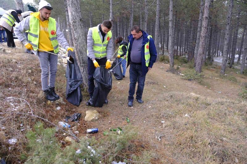 Çevre Gönüllüleri, ormanda çöp topladı
