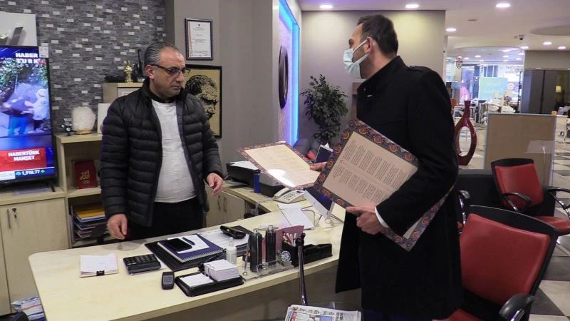 Akşehir Belediyesinden esnafa İstiklal Marşı tablosu armağanı
