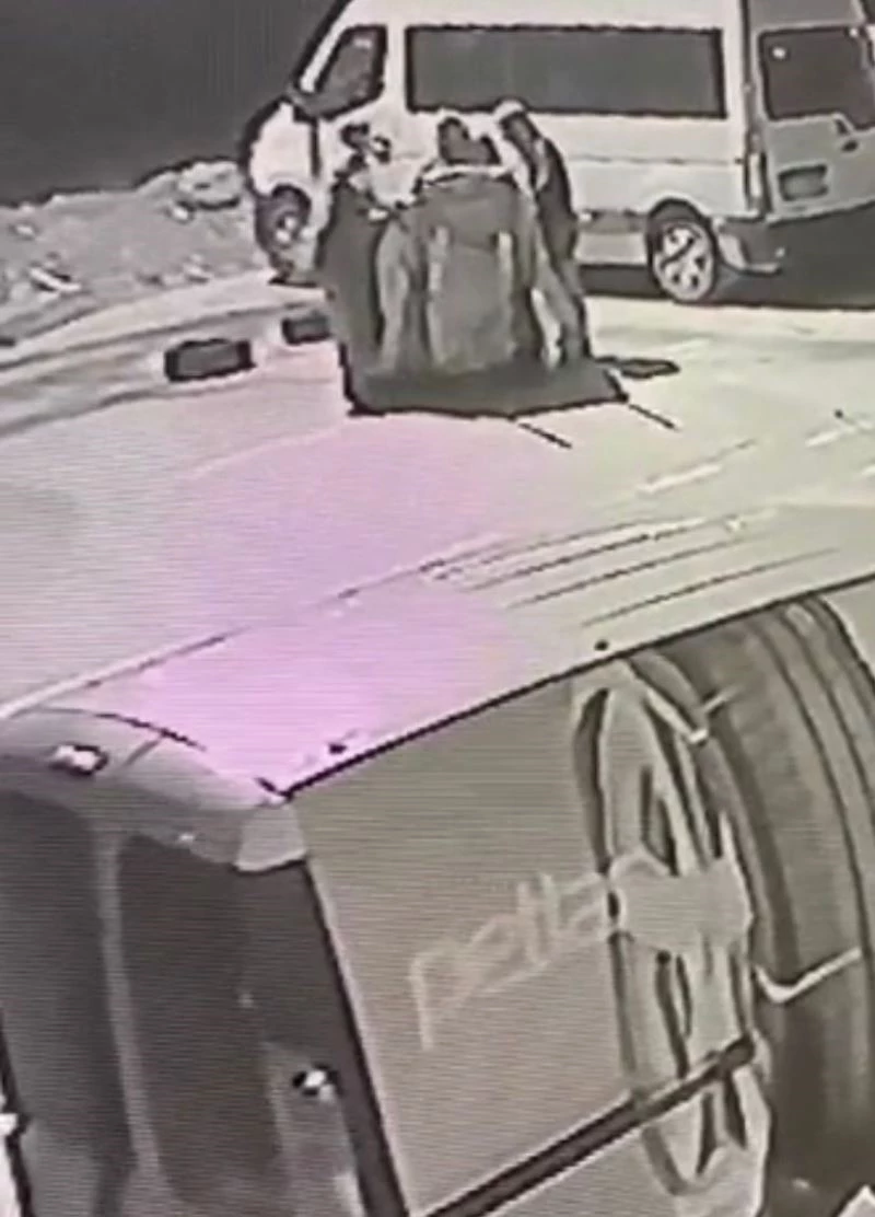 Bursa’da çöp konteynerini çek çek arabaya koyarak çaldılar
