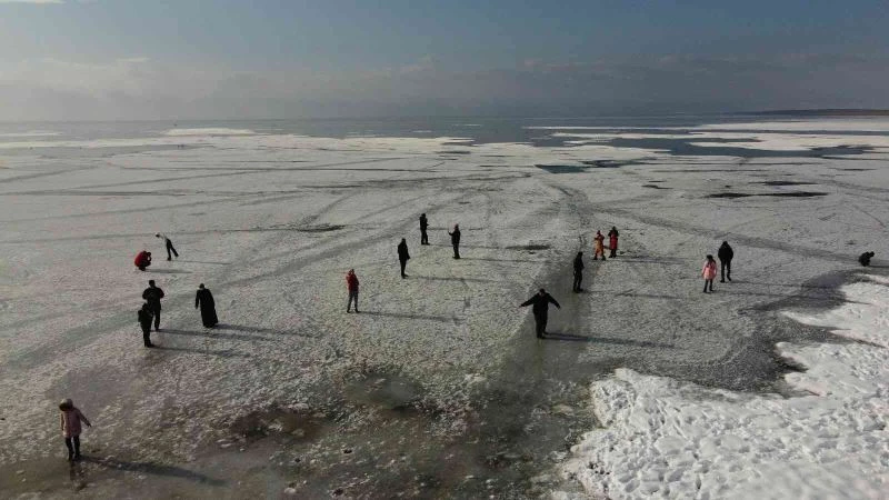 Buz tutan gölde tehlikeye rağmen yürüyüp bisiklet sürdüler
