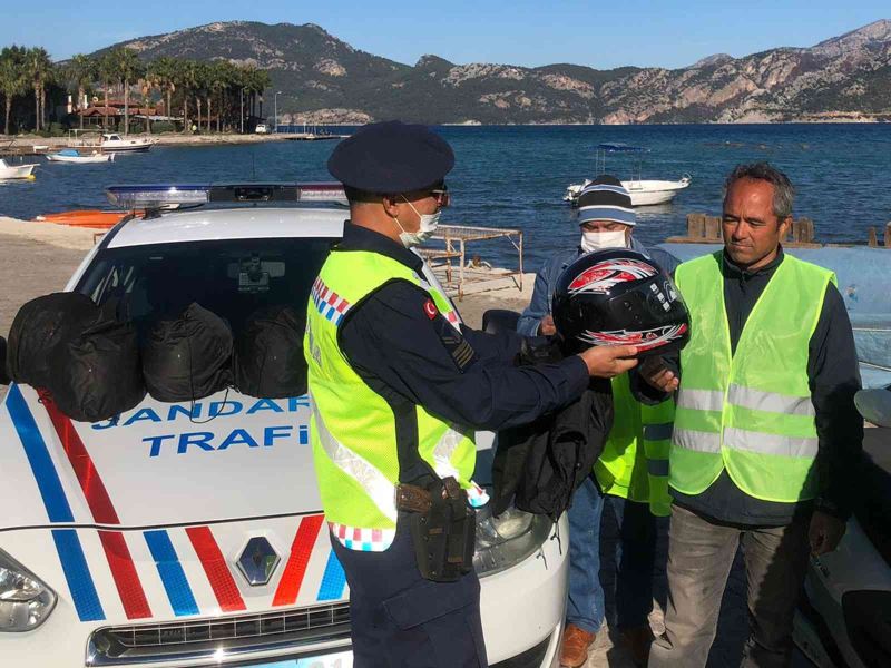 Jandarmadan motosiklet sürücülerine ‘Kask’ dağıtımı
