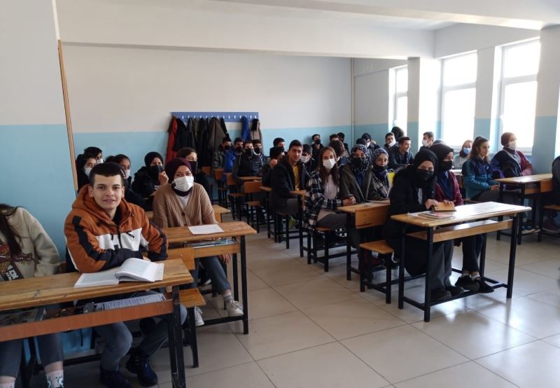 lise öğrencilerine Medya Okuryazarlığı semineri
