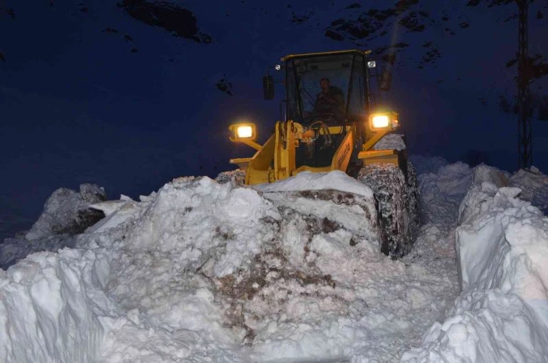 Termometreler eksi 25 dereceyi buldu, ekipler iş makineleri donmasın diye aralıksız çalışıyor
