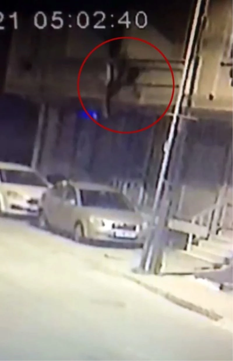 Esenyurt’ta bir kadın, metrelerce yüksekten park halindeki arabanın üzerine düştü
