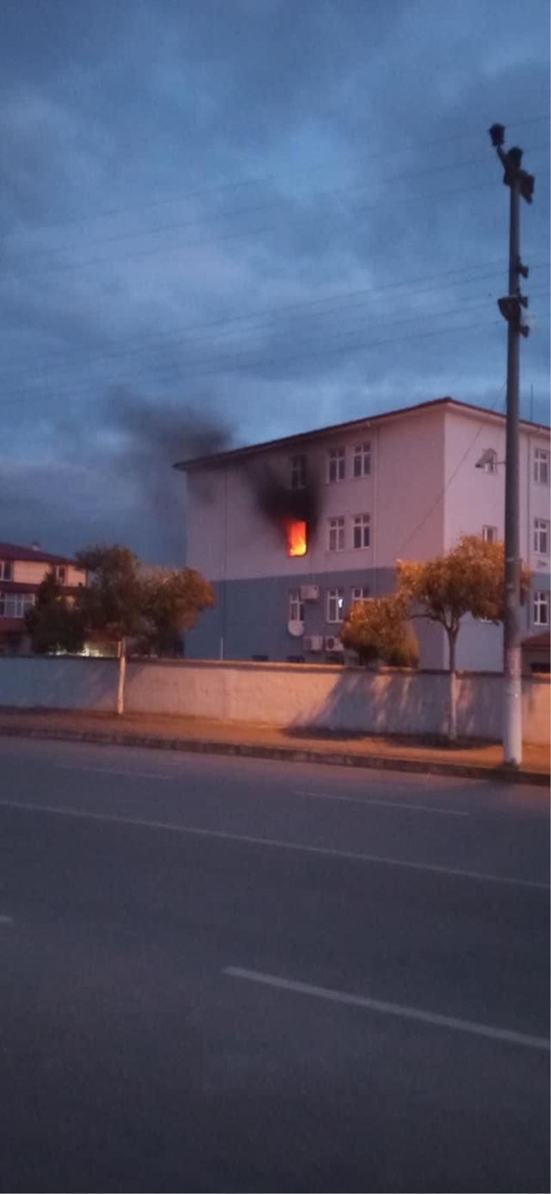 İlkokulda çıkan yangın paniğe sebep oldu
