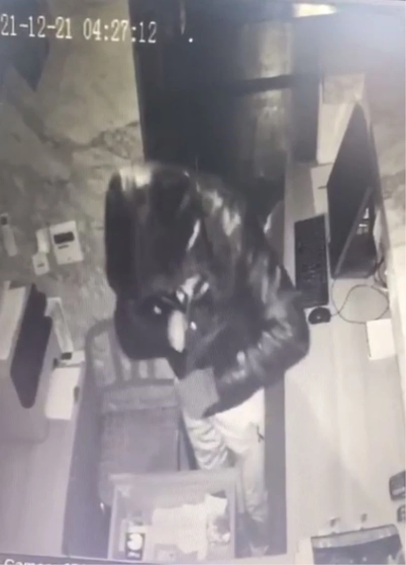 Alarmın çalmasına aldırmadılar: Baklavacıdan 10 Bin Tl çalan hırsızlar sırra kadem bastı