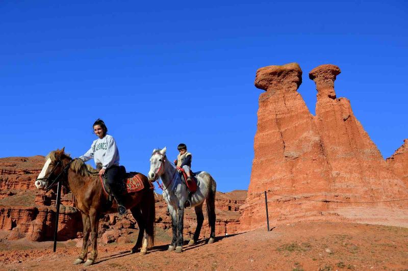 ‘Kırmızı Periler Diyarı’nda atlı safari ve bisiklet turu
