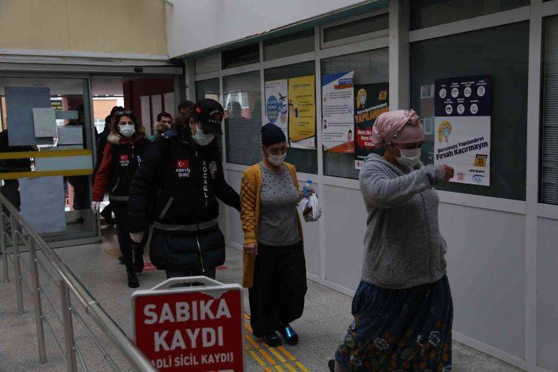 Komşularını feci şekilde öldürdükleri gerekçesiyle yargılanan 6 sanık yeniden hakim karşısında
