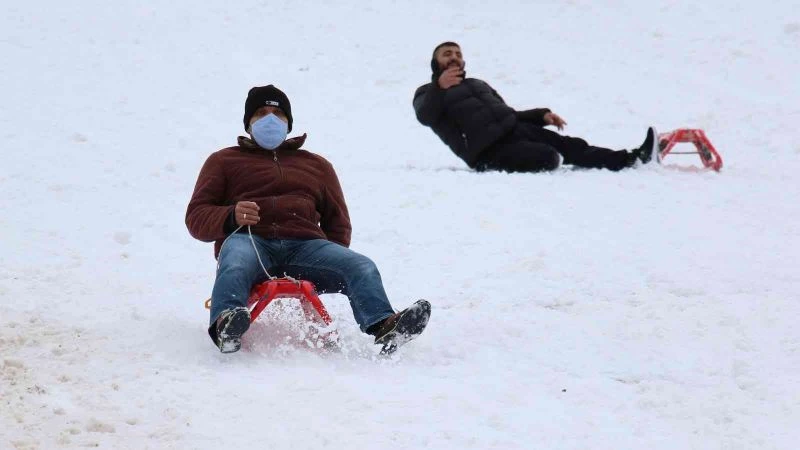 Başkentliler karın tadını kızaklarla kayarak çıkardı

